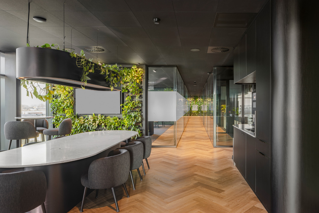 houten vloeren, glaswand, groen interieur